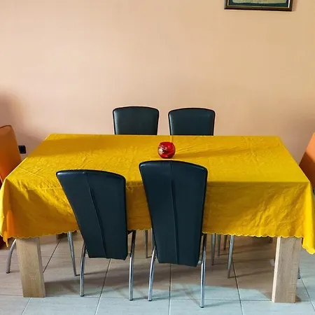 Cozy Flat At Komuna E Parisit *
