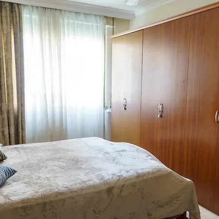 Cozy Flat At Komuna E Parisit *