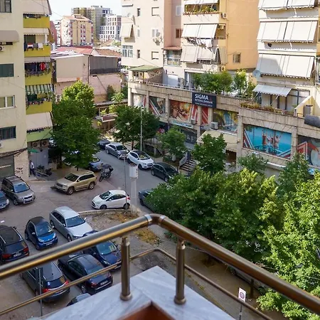 Cozy Flat At Komuna E Parisit Apartment